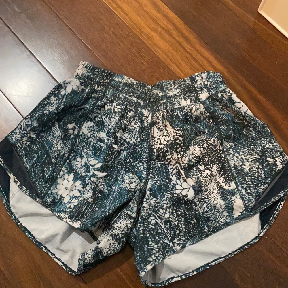 Lululemon Hotty Hot Shorts 2.5 Womend Size 4